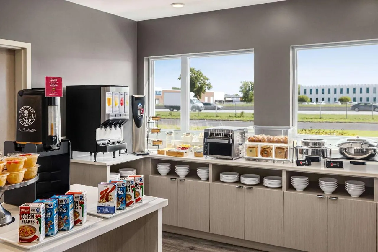 Microtel Inn & Suites Dorval Qc 2*,  Canada
